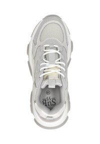 Grijze sportschoen van mesh en suede materialen, met witte veters, metallic accenten en een gevoerde zool. Binnenin staat de maat aangegeven.