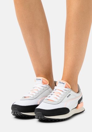FUTURE RIDER DOUBLE TECH - Sneakers basse - black/nimbus cloud/fizzy melon