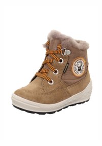 Tanfarbene Wildleder-Ankle Boots mit flauschigem Kragen und orange-schwarzen gestreiften Schnürsenkeln. Die Gummisohle hat eine strukturierte Griffigkeit. Seiten-Logo-Patch sichtbar.
