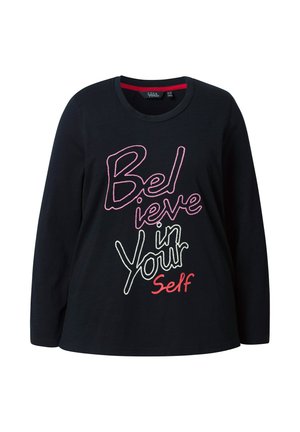 Camiseta negra de manga larga con cuello redondo que presenta texto bordado multicolor: "Cree en ti mismo". Tejido suave, corte relajado.