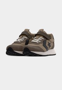 Ζευγάρι καφέ και μαύρα αθλητικά παπούτσια με λευκά κορδόνια και λουράκια βέλκρο, μαύρο λογότυπο αστέρι στα πλευρά, εμφανίζεται σε απλό λευκό φόντο.