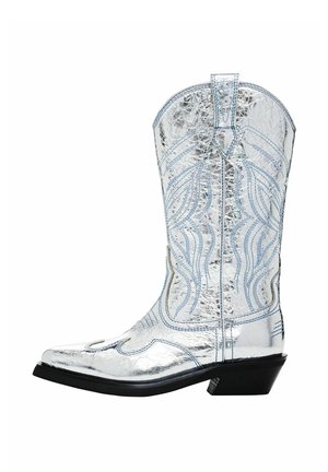 Stivale da cowboy argento con punta affusolata, decorato con cuciture blu e motivi decorativi. Realizzato in materiale lucido con un tacco a blocco.