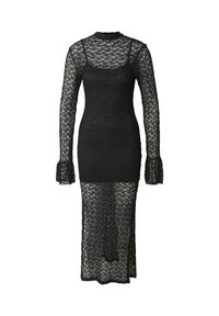 Robe en dentelle noire à manches longues et col haut. Silhouette près du corps, avec une jupe transparente fendue sur le côté et des poignets évasés.