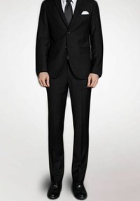 Costume noir avec une veste à un bouton, un pantalon assorti et un mouchoir blanc. Fabriqué en tissu lisse avec un design simple.