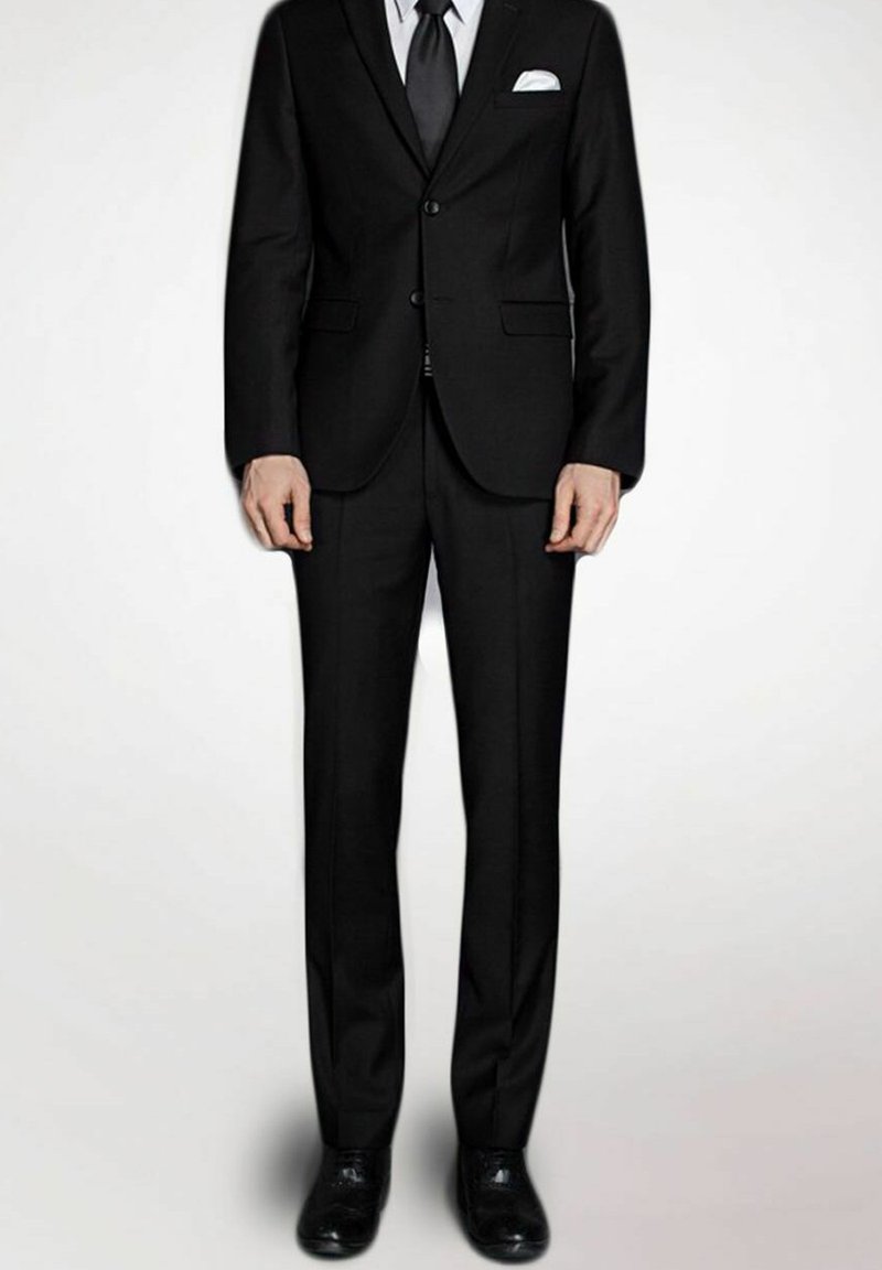Costume noir avec une veste à un bouton, un pantalon assorti et un mouchoir blanc. Fabriqué en tissu lisse avec un design simple.