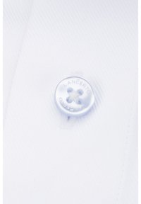 Biała tkanina o teksturowanym wzorze posiada okrągły, jasnoniebieski guzik z wytłoczonym napisem "LANCERTO". Guzik jest przyszyty do tkaniny.