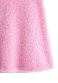 Pluizige roze stof met een zachte textuur, voorzien van een losse, ontspannen vorm. De randen zijn glad zonder duidelijke patronen of hardware.