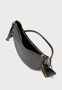 Melnā teksturētā ādas plecu soma ar zeltainu rāvējslēdzēju, izliekta forma, augšējā atvere un noņemama mini soma pievienota.