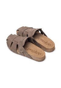 Sandalias de piel con tiras superiores entrecruzadas en color topo, plantilla de corcho y suela de goma texturizada para mayor tracción. Logo de la marca grabado en el interior.