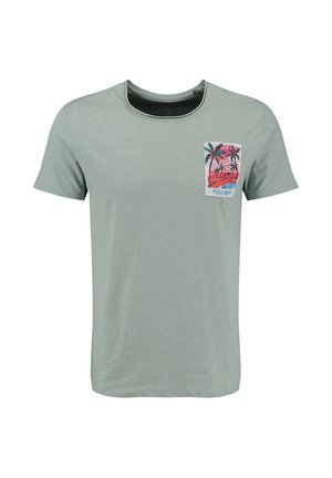 lichtgroene T-shirt met korte mouwen, voorzien van een kleine kleurrijke tropische palmboomgrafiek en de tekst "Key Largo" op de linker borstzak.