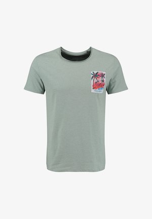 Jasnozielona koszulka z krótkim rękawem z małą, kolorową grafiką tropikalnej palmy i napisem "Key Largo" na lewej stronie kieszeni piersiowej.