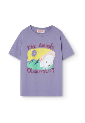 Lilla t-shirt med korte ærmer med en tegneseriefår med hat, bjerg- og blomstergrafik og teksten "The Animals Observatory" på forsiden.