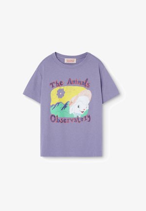Lilla t-shirt med korte ærmer med en tegneseriefår med hat, bjerg- og blomstergrafik og teksten "The Animals Observatory" på forsiden.