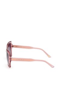 Gafas de sol translúcidas rosas con una montura rectangular, lentes oscuros y patas delgadas que presentan un logo y sutiles acentos.