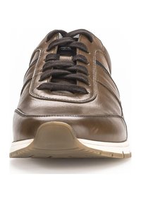 Bruine leren sneaker met zwarte veters, gladde oppervlakte, subtiele streepdetails en een gevoerde witte zool. Afgeronde teenvorm.
