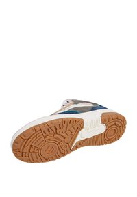 Sneaker z cholewką z wieloma materiałami w odcieniach szarości, niebieskiego i różowego. Gumowa podeszwa zewnętrzna ma teksturowany wzór oraz detal z logo.