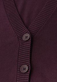 Cardigan viola a V con texture a coste e dettagli. Presenta bottoni scuri con quattro fori e un tessuto a maglia liscia.