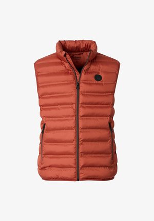 Rustfarvet quiltet vest med vandret quiltning, høj krave, frontlynlås, to lynlåslommer i siden og en rund sort logo-plakette på brystet.