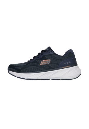 Chaussure de sport bleu foncé avec une tige texturée, semelle intermédiaire blanche et détails imperméables. Présente un design à lacets et un logo discret.