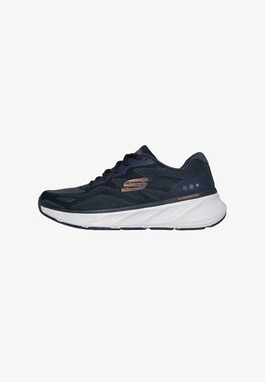 Tmavě modrá sportovní bota s texturovaným svrškem, bílou mezipodešví a voděodolnými detaily. Disponuje šněrovacím designem a jemným logem.