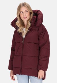 Jachetă puffer de burgundy cu guler înalt, închidere cu fermoar și secțiuni mari, captusite. Are glugă și buzunare laterale. Textură netedă.