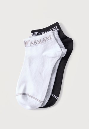 Tri para nizko rezanih nogavic v beli, sivi in črni barvi, vsaka z logotipom "ARMANI" ter kontrastnimi črtami blizu manšete in prstov.