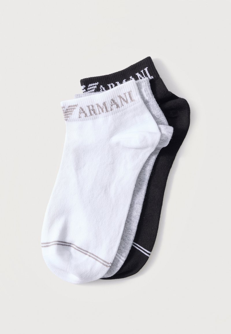 Τρία ζευγάρια κάλτσες χαμηλού ύψους σε λευκό, γκρι και μαύρο, κάθε ένα με το λογότυπο "ARMANI" και αντίθετες ρίγες κοντά στη μανσέτα και στα δάχτυλα.
