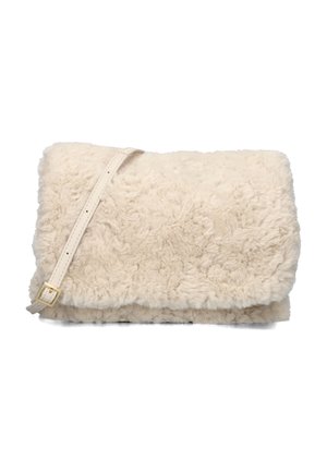 Sac à main en fausse fourrure beige, de forme rectangulaire plate, avec une fine bandoulière en cuir réglable et un détail de boucle en or.