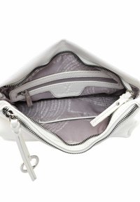 Interno di una borsa in pelle bianca con tasca con zip, foderato in tessuto grigio e hardware con zip argentate. Presenta dettagli di cucitura e un anello portachiavi.