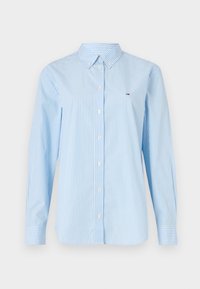 Ljusblå randig skjorta med knapp, krage, långa ärmar och en liten logotypapplikation. Tillverkad av ett mjukt, vävt tyg.