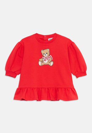 Rotes Sweatshirt-Kleid mit puffärmel, Rüschensaum und besticktem Teddy-Bären-Motiv. Weicher Stoff mit rundem Ausschnitt und Knopfverschluss am Rücken.