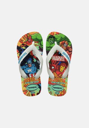 Børneflipflops med hvide stropper og farverige Marvel Avengers-figurer, herunder Captain America, Hulk, Iron Man og Thor.
