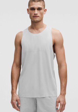 Lys grå atletisk tanktop med rund halsudskæring og ærmeløs design, lavet af et åndbart materiale med subtile teksturdetaljer.