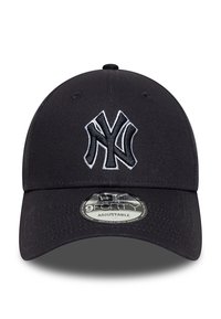 Sort justerbar baseball cap med et broderet hvidt NY-logo på forsiden, med en rund krone og krummet skygge.