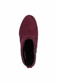 Bottines bordeaux avec une tige en imitation suède, un design incurvé, une fermeture éclair et une semelle en caoutchouc noir. Texture douce et silhouette élégante.