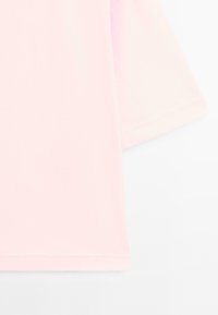 Kurzarm-T-Shirt aus weichem pinken Stoff, mit glatter Textur und schlichten Design sowie gesteppten Saumdetails.