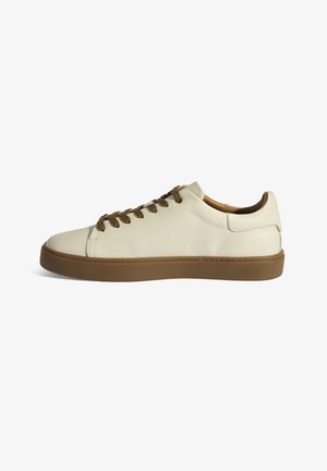Baskets blanches en cuir avec une surface texturée, lacets marron et semelle en caoutchouc marron. Design basse avec bout rond et couture minimale.
