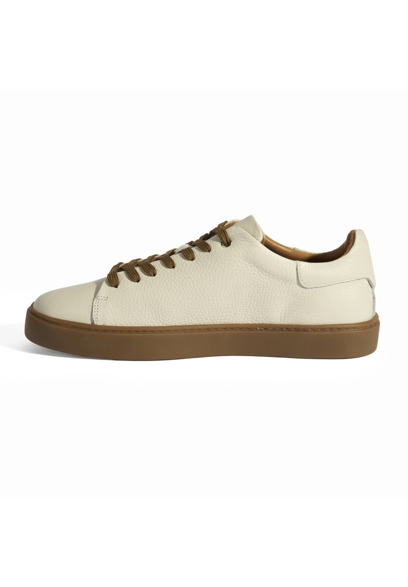 Weißes Leder-Sneaker mit strukturierter Oberfläche, braunen Schnürsenkeln und brauner Gummisohle. Niedrig geschnittenes Design mit runder Zehenpartie und minimaler Nahtführung.