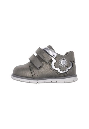 Metallisch grauer Kinderschuh mit zwei Klettverschlüssen, Blumendekor an der Seite und einer weißen Sohle. Verfügt über eine strukturierte Oberfläche.