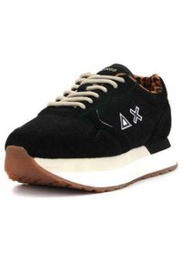 Sneaker in suede nera con suola crema, lacci beige e rivestimento leopardato. Presenta il logo bianco sul lato e dettagli testurizzati.