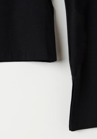 Zwarte katoenen T-shirt met korte mouwen, voorzien van een ronde halslijn, zachte textuur en netjes gestikte zomen. Glad materiaal, gestroomlijnd ontwerp.