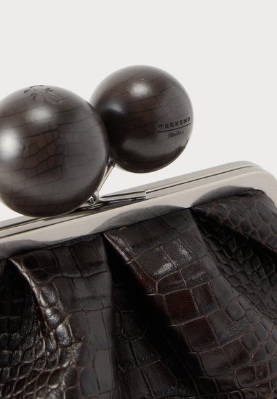 Pochette en cuir embossé croco brun foncé avec une monture métallique et deux accents de fermeture arrondis. Présente un design plissé et une texture lisse.