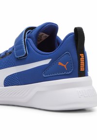 Puma FLYER RUNNER V PS - Apavi skriešanai pa asfaltu - glaze white black