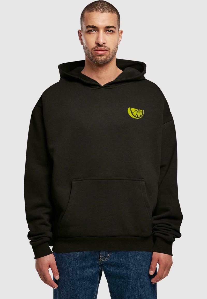 Felpa nera con tasca frontale, caratterizzata da un logo agrumato verde sul lato sinistro del petto. Realizzata in materiale morbido, con una vestibilità comoda e cappuccio con coulisse.