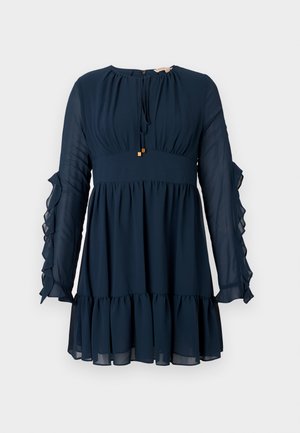 Tumši zila kleita no viegla auduma ar sapulcinātu korseti, volānu piedurknēm un vairākslāņu svārkiem. Kakla izgriezumā sasienama, ar zelta akcentiem.