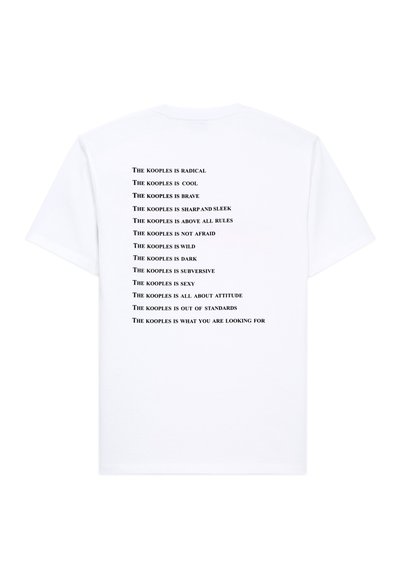 Hvid bomulds t-shirt med sort tekst på ryggen, der gentager forskellige sætninger "The kooples is" i fed skrift. Korte ærmer.