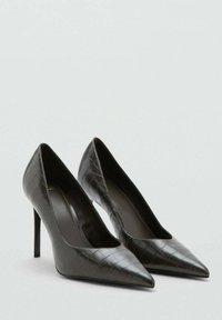 Zwarte nep leren pumps met hoge hak en een puntige neus, voorzien van een gestructureerd krokodillenpatroon en een strak, open ontwerp.