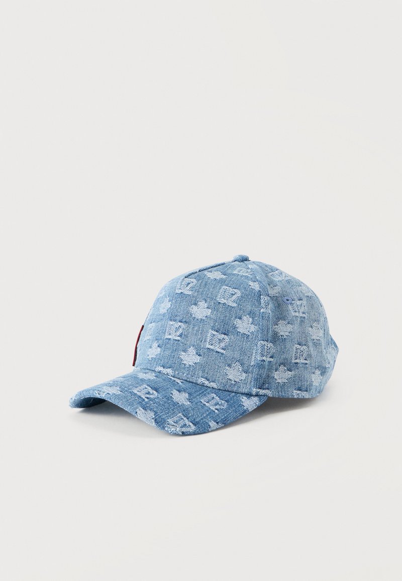 Casquette en denim bleu clair avec un motif répétitif de logos et de feuilles. Elle comporte une visière incurvée et un bouton supérieur cousu.