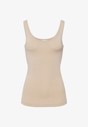 Top de tirantes beige con escote redondeado y tirantes anchos. Hecho de una tela ligera y suave, presenta un diseño entallado y bordes sin costuras.