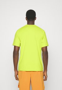 Nike Performance HYVERSE - T-Shirt sport - bright cactus/black